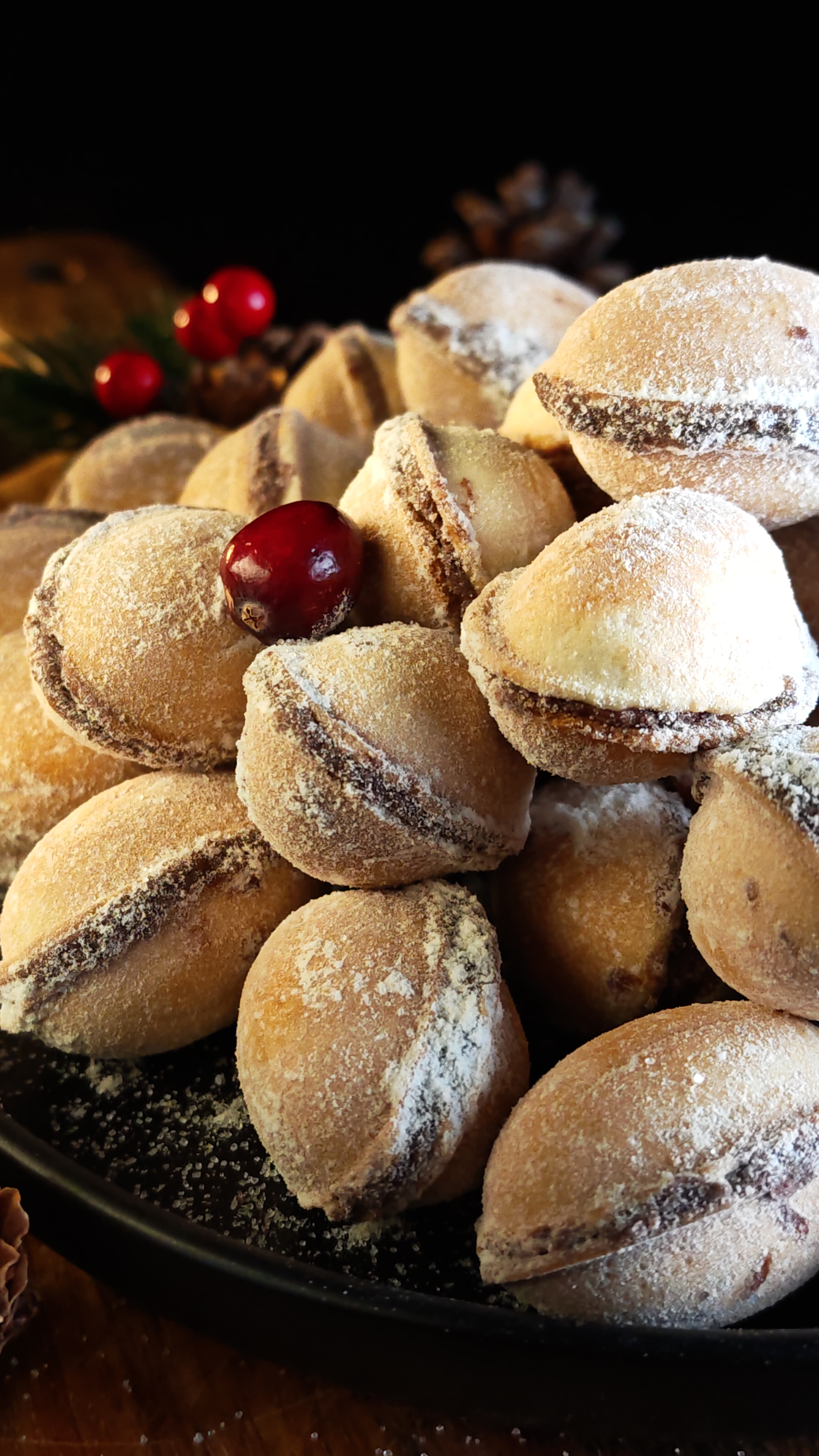 Nuci umplute cu cremă de cacao - Deliciul fraged al copilăriei