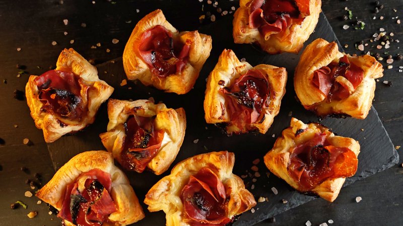 Coșulețe cu Camembert și prosciutto – aperitiv rapid și delicios