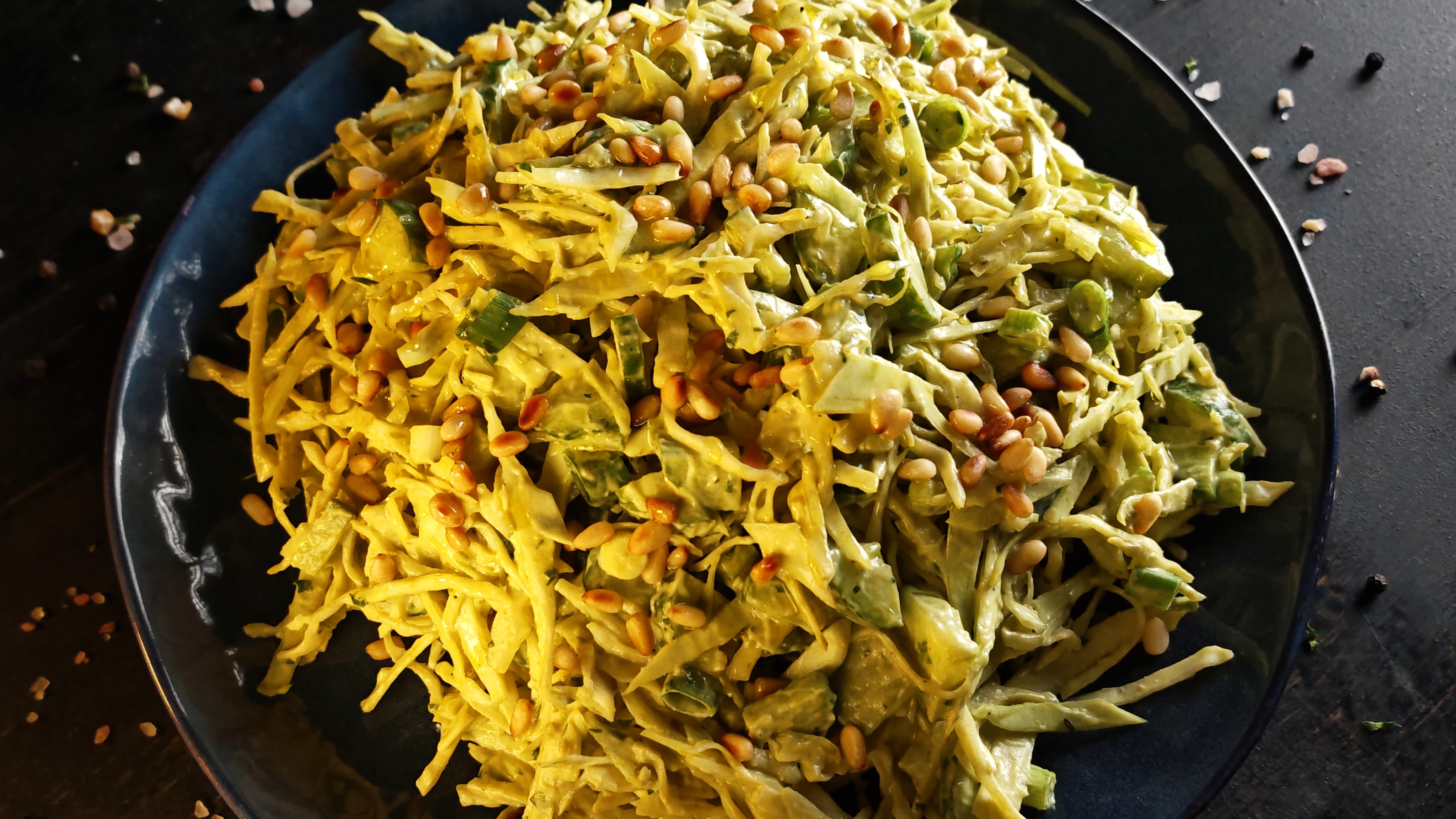 Salată de varză cu dressing de avocado - Rețeta savuroasă și sănătoasă