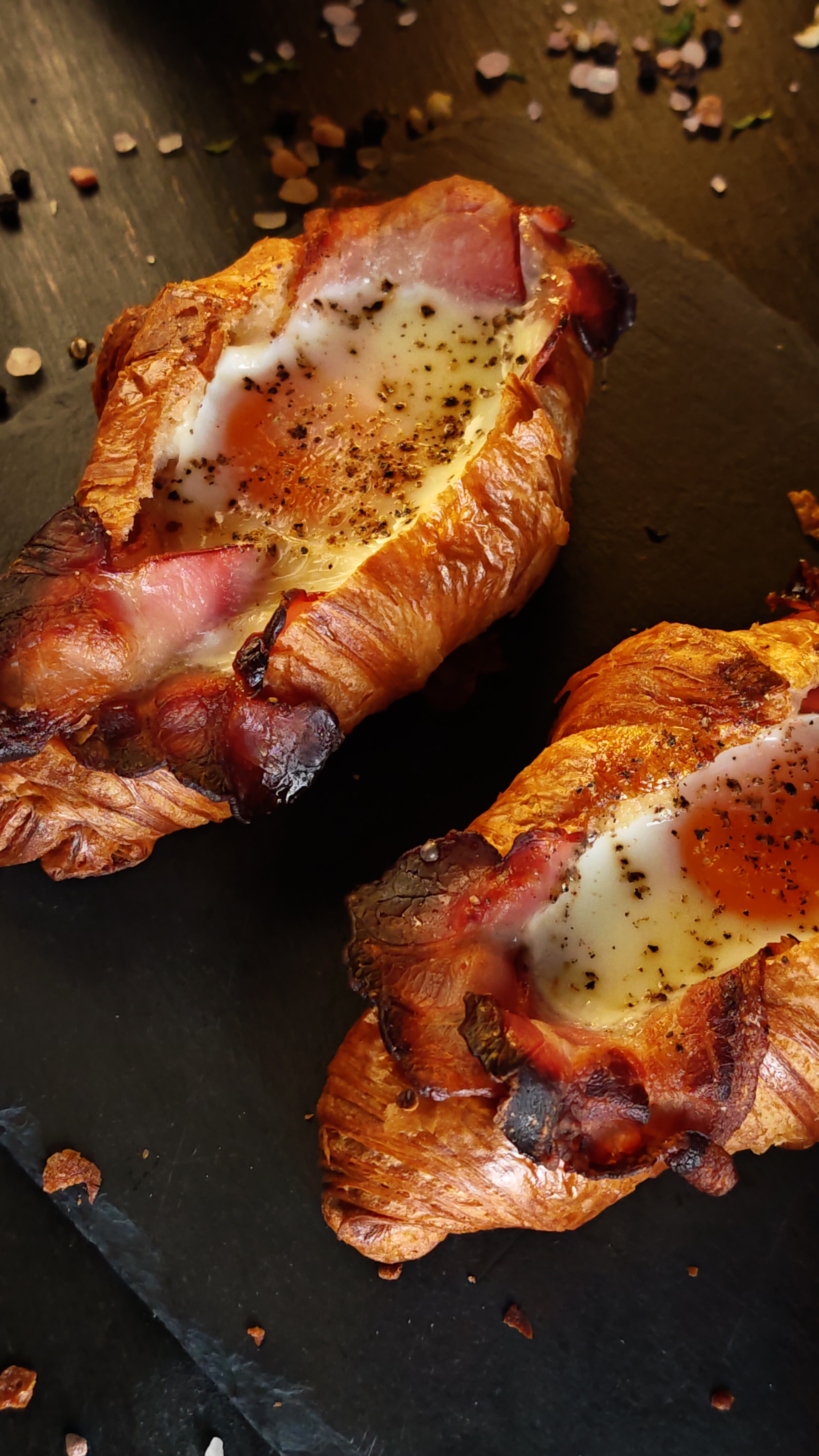Croissante cu brânză și bacon - Rețeta simplă la cuptor