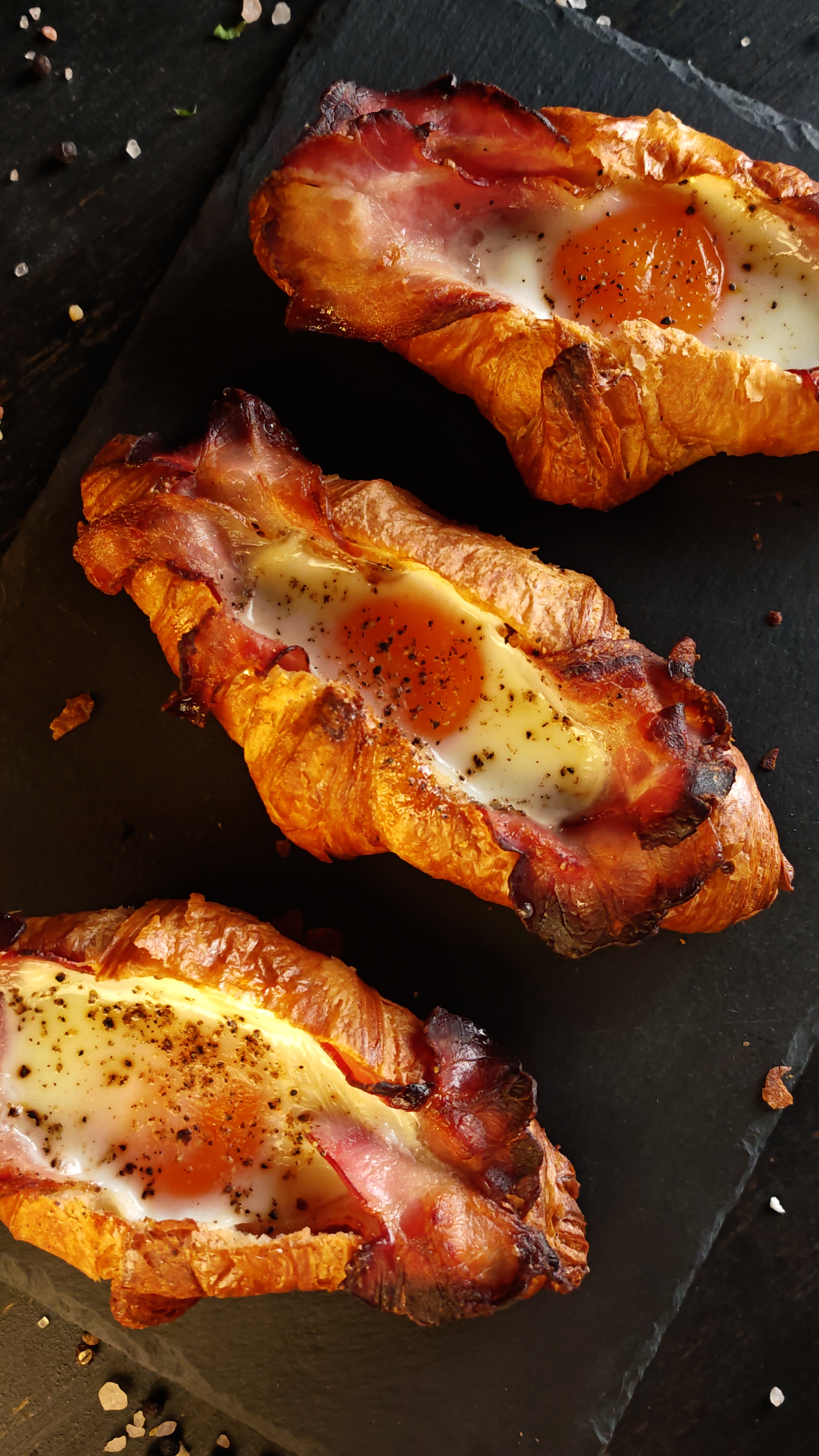 Croissante cu brânză și bacon - Rețeta simplă la cuptor