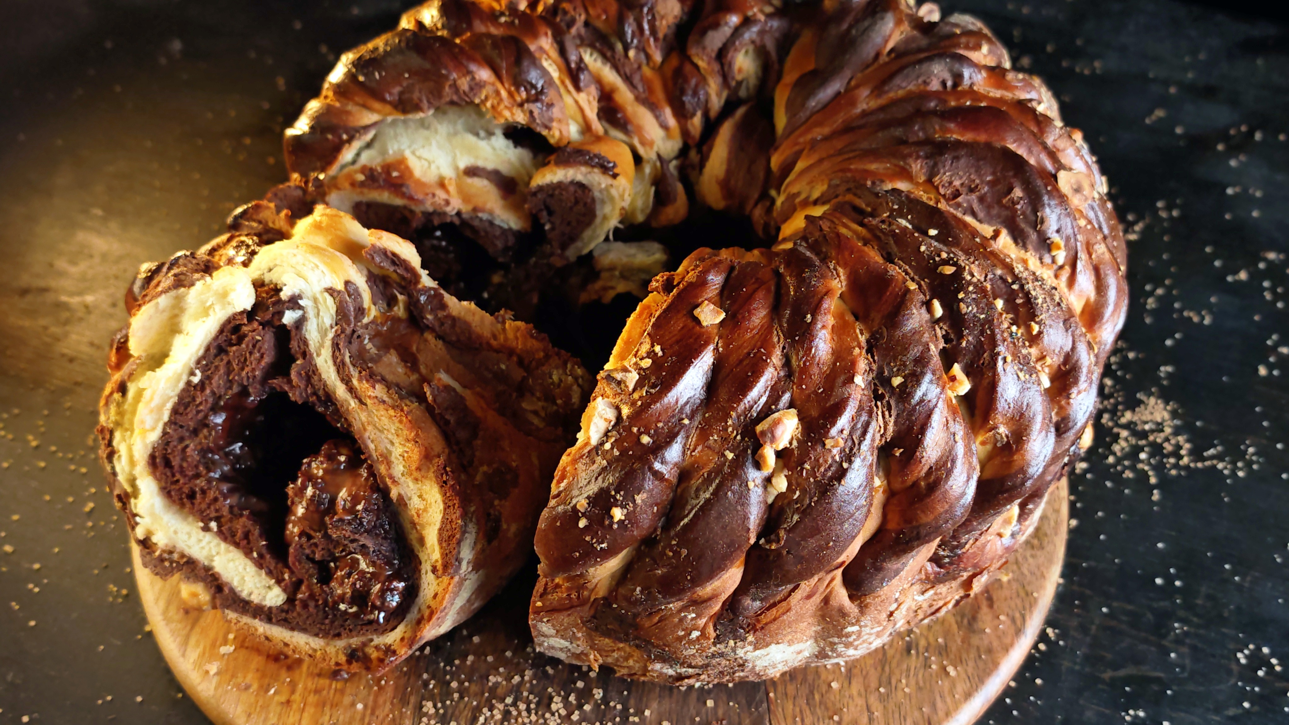Cozonac bicolor cu Nutella și alune de pădure – rețetă de casă perfectă