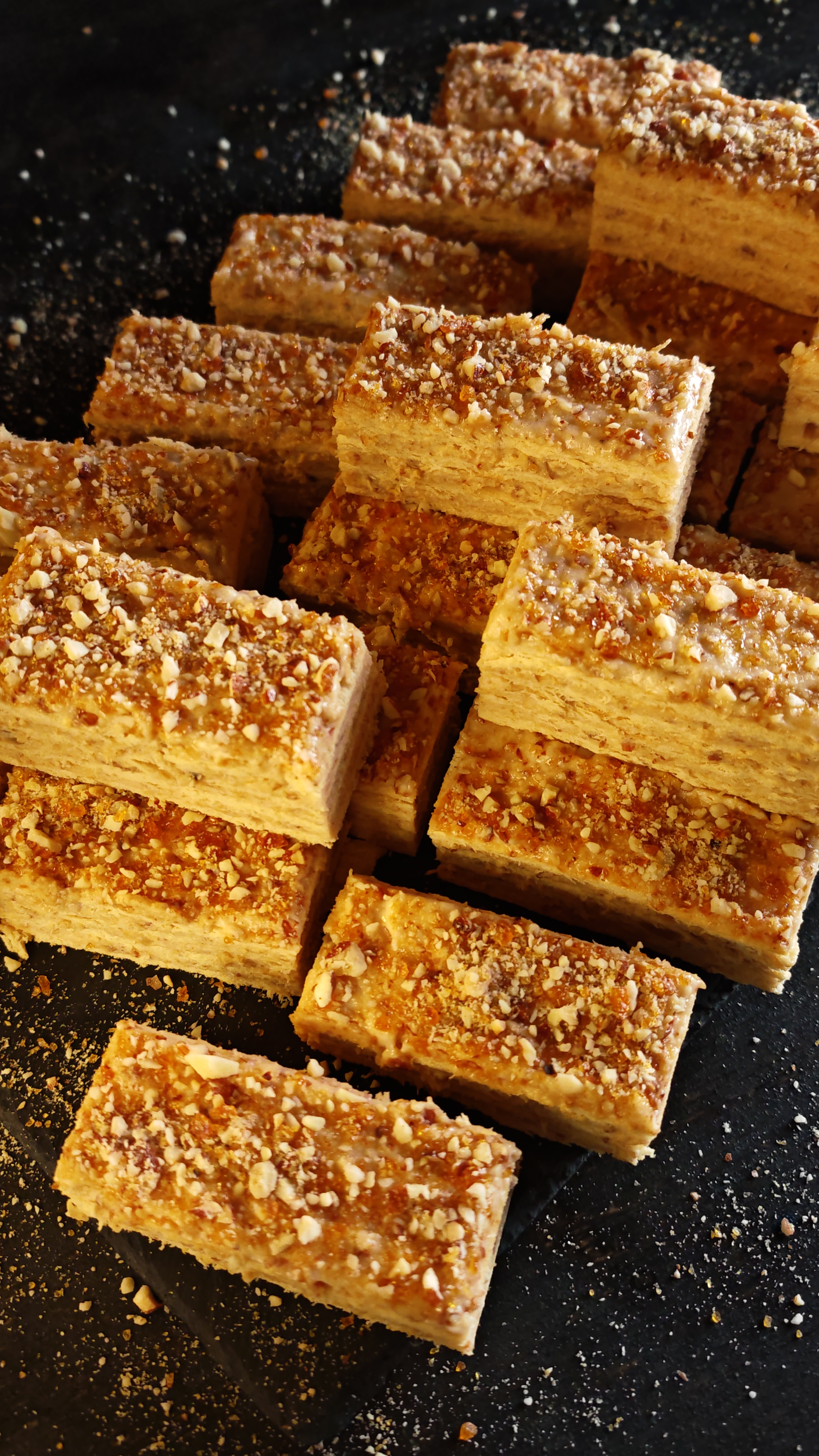 Prăjitură cu migdale pralinate și cremă de vanilie - Fragedă și delicioasă