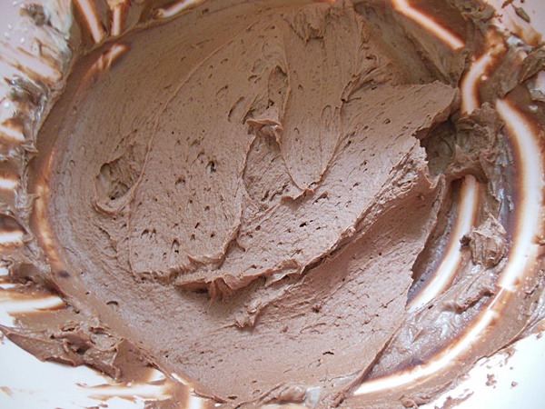 Tort cu crema de fistic, ciocolata si zmeura