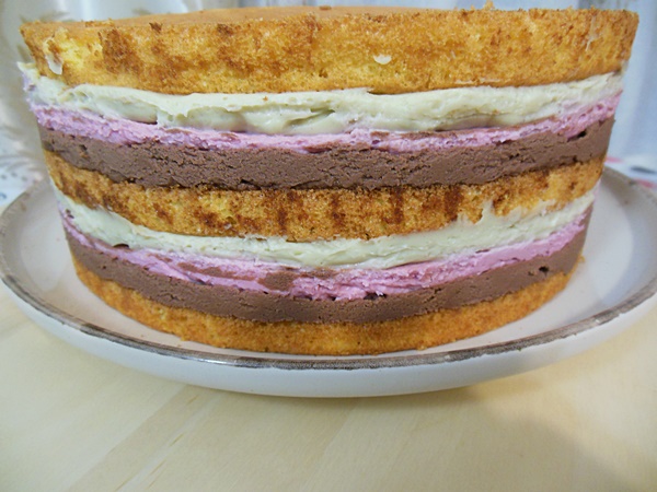 Tort cu crema de fistic, ciocolata si zmeura