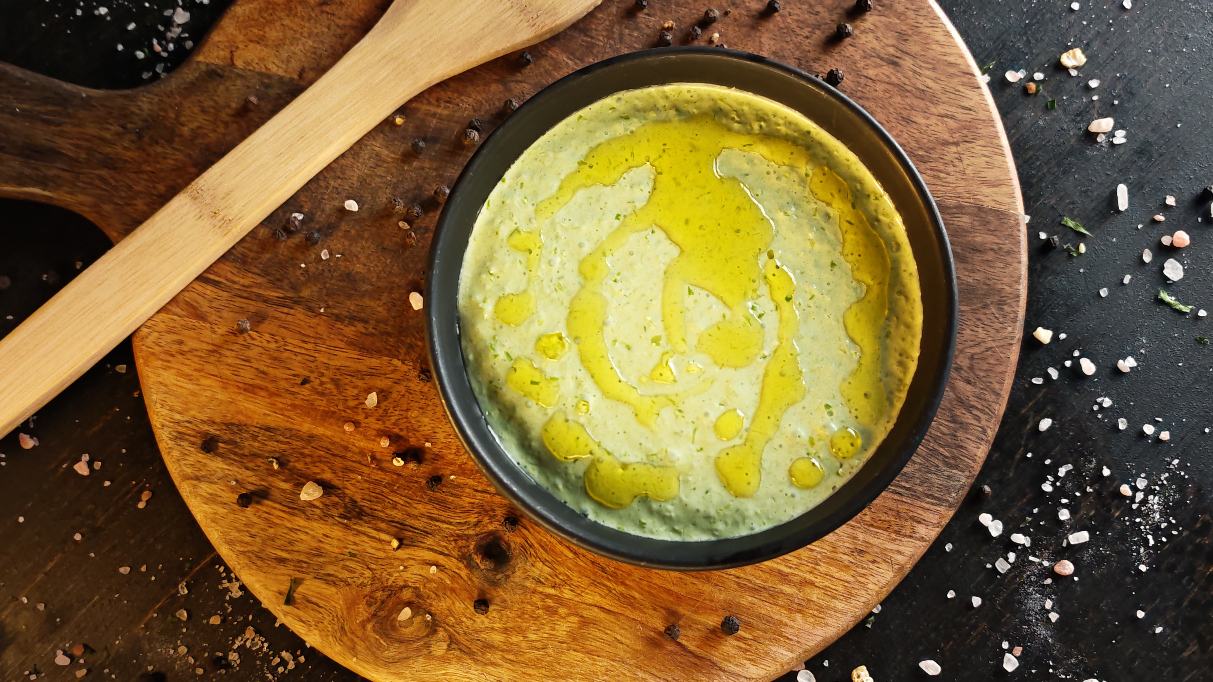 Sos de usturoi verde – rețetă rapidă, aromată și perfectă pentru orice preparat