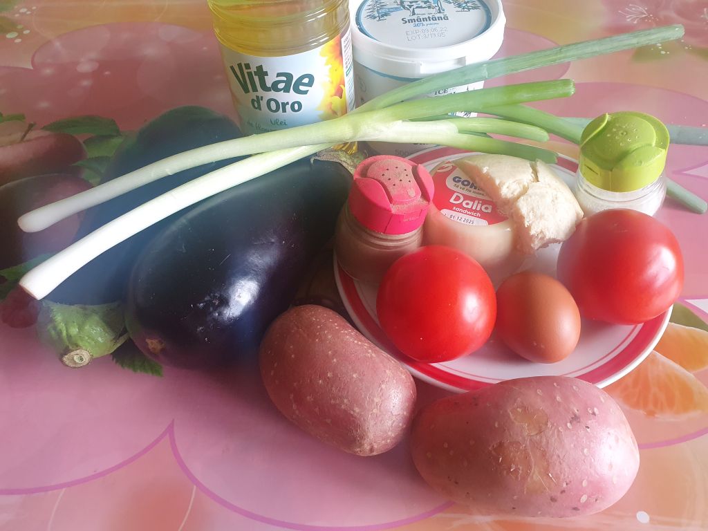Gratin de vinete cu cartofi si cascaval – savuros si simplu de facut.