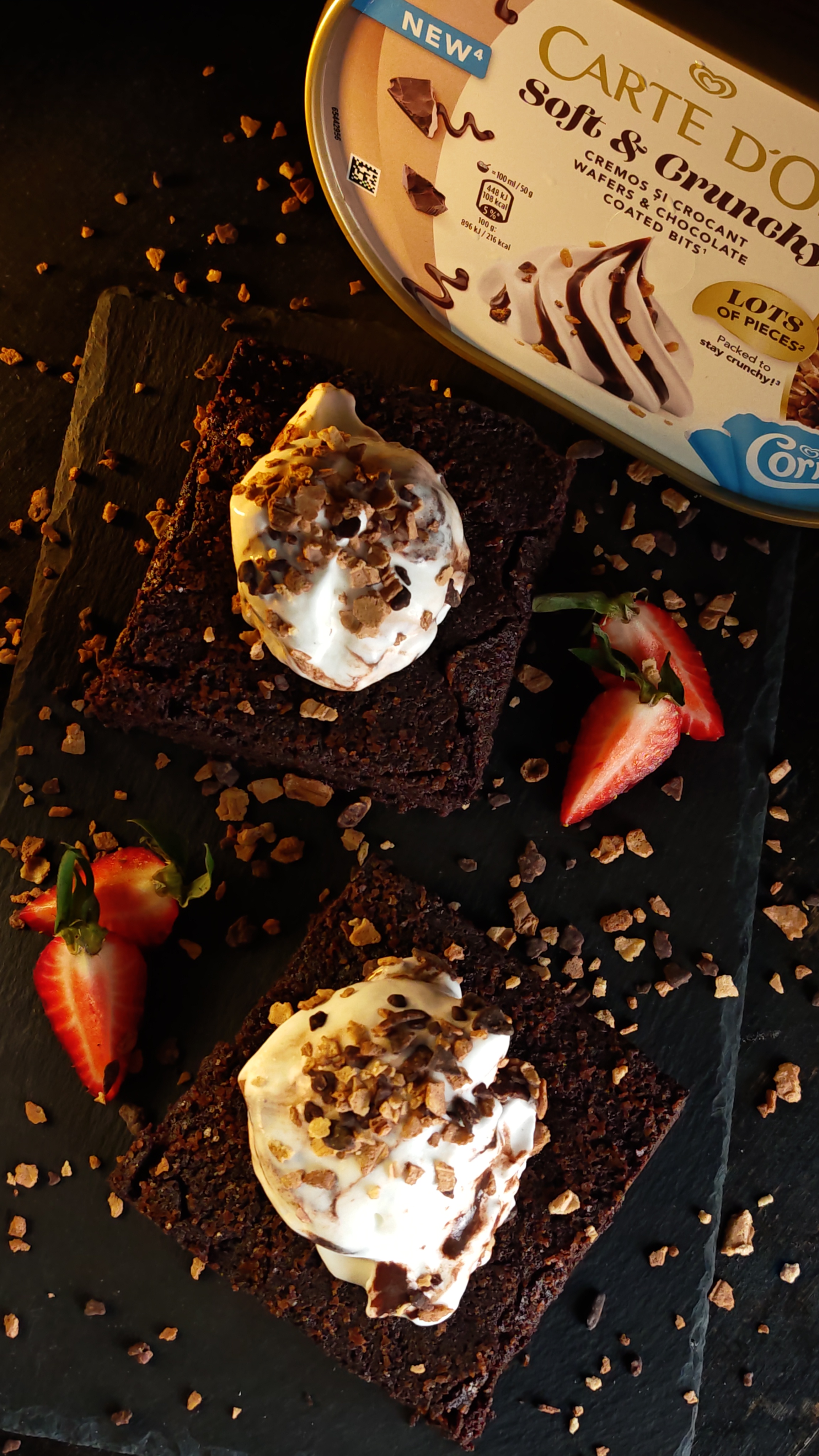 Brownie cu înghețată cremoasă și topping crunchy
