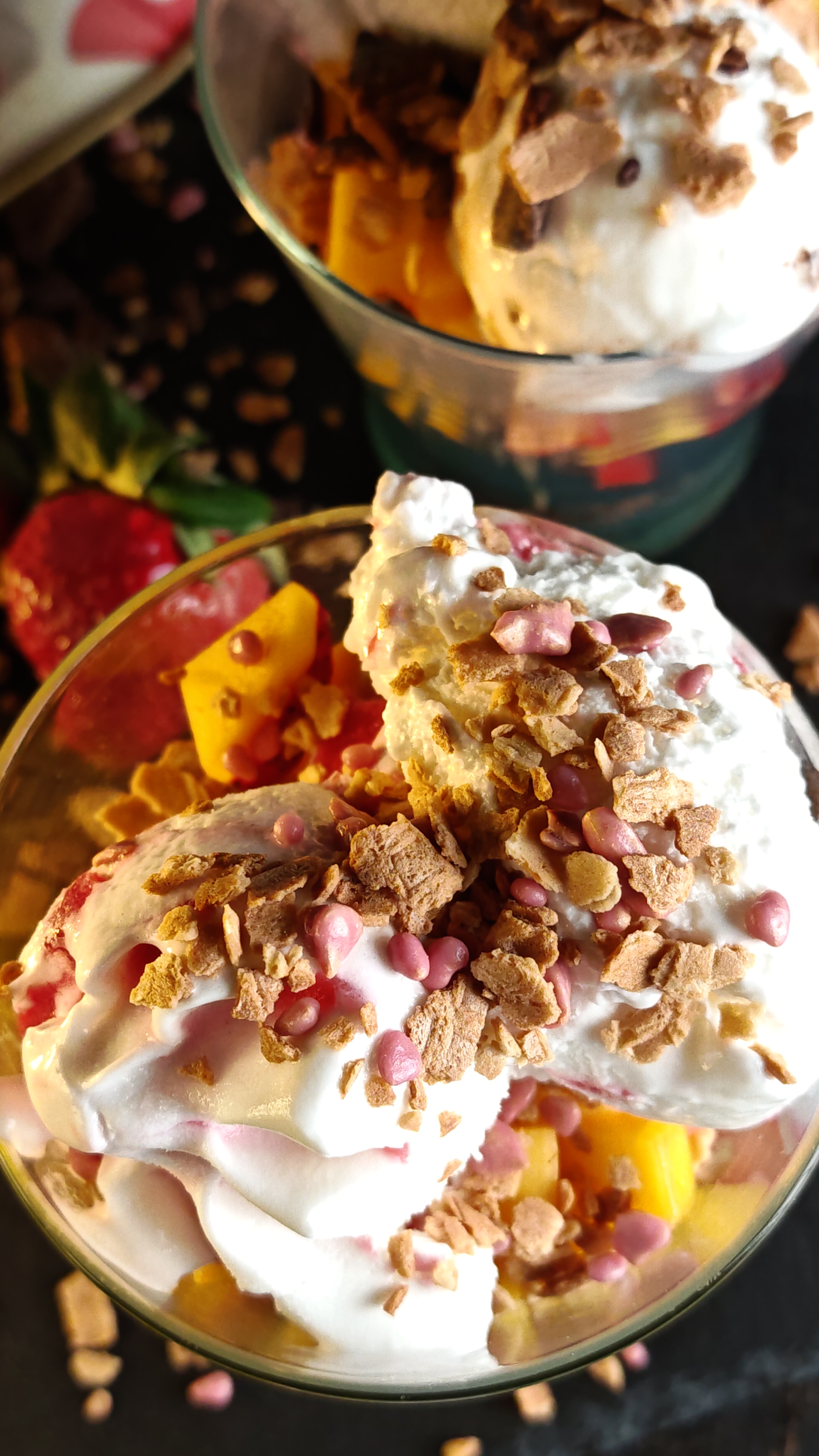 Desert la pahar cu înghețată crunchy - Rapid și perfect pentru orice ocazie